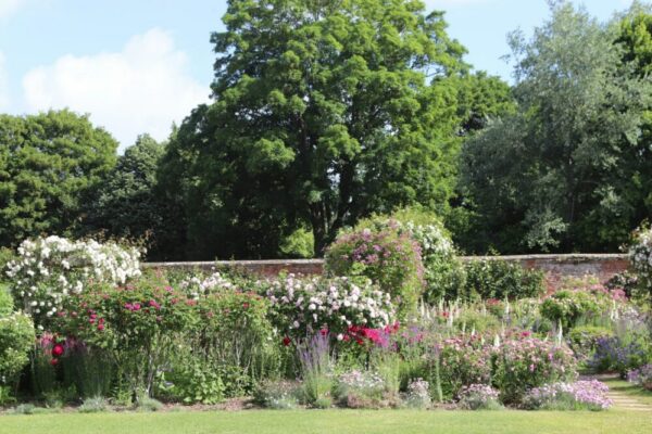 What free gardens have sculptures in Paris in 2026?