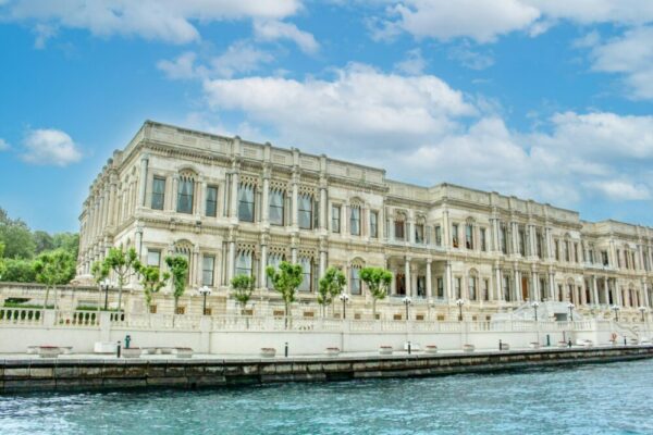 What free historical baths are open in Istanbul?