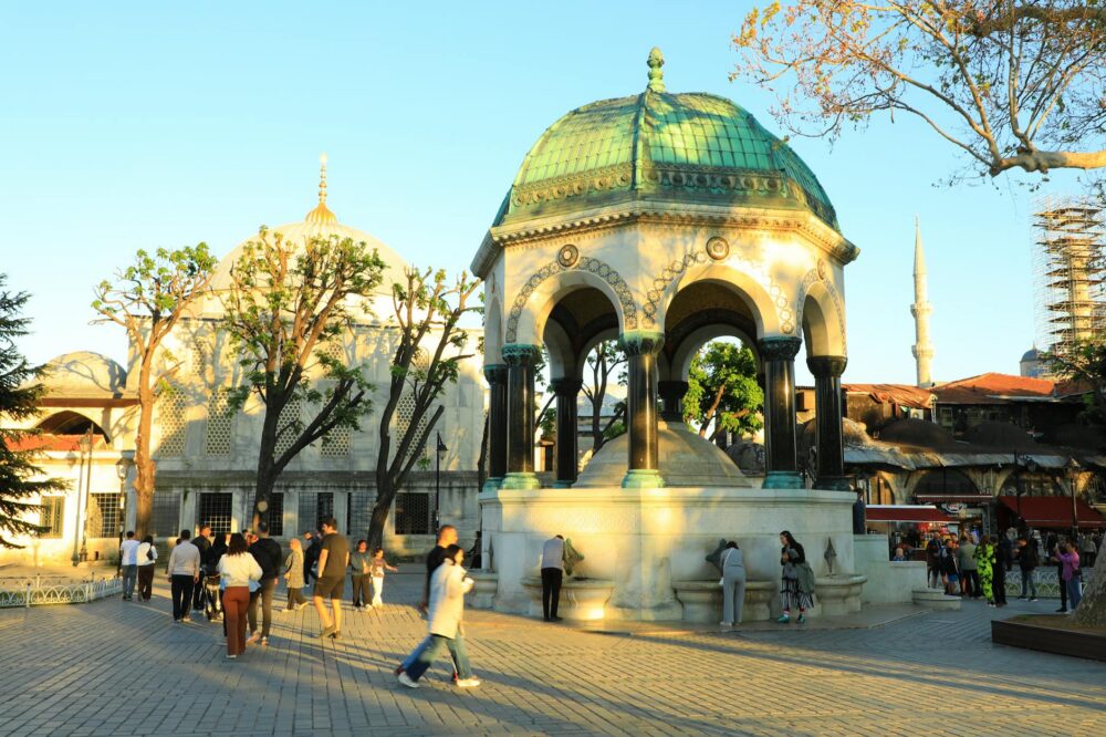 What free historical fountains are in Istanbul?