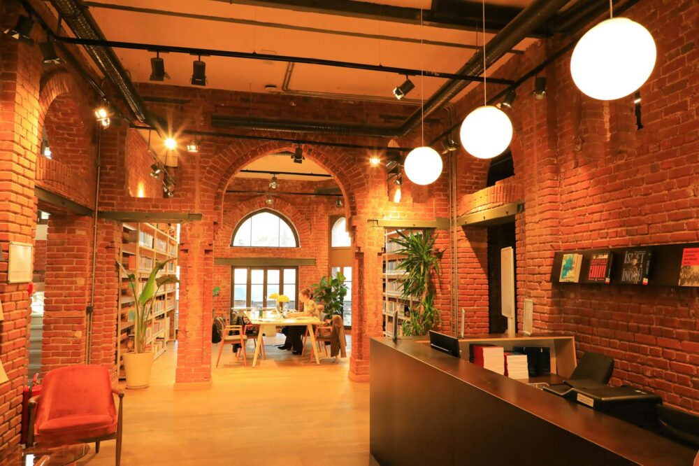 What free libraries are open to visitors in Istanbul?