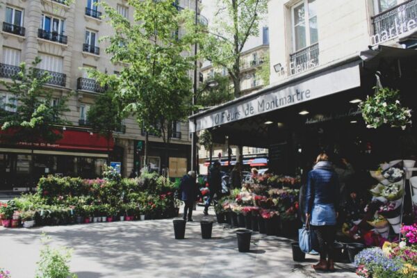 What free markets can I visit in Paris in 2026?