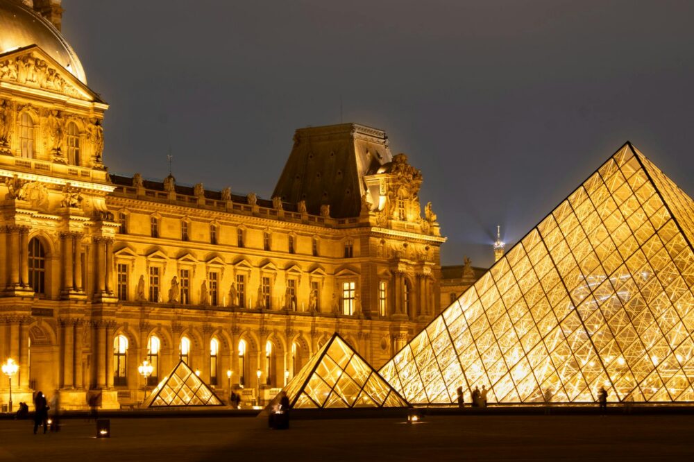What free museums are open late in Paris in 2026?