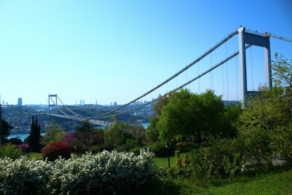 What free parks and gardens are in Istanbul?
