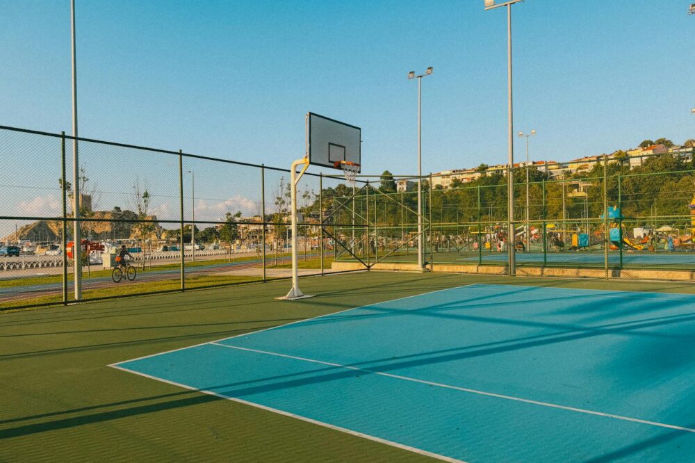 What free parks have sports facilities in Istanbul?