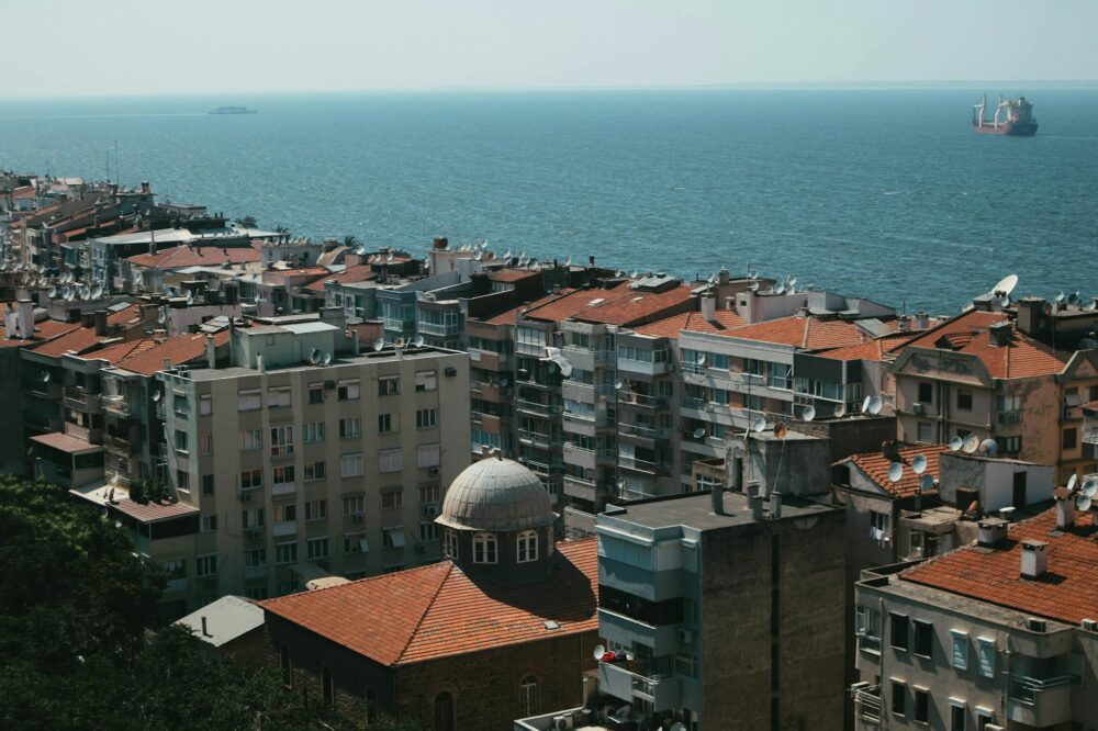 What free rooftop bars have a view in Istanbul?