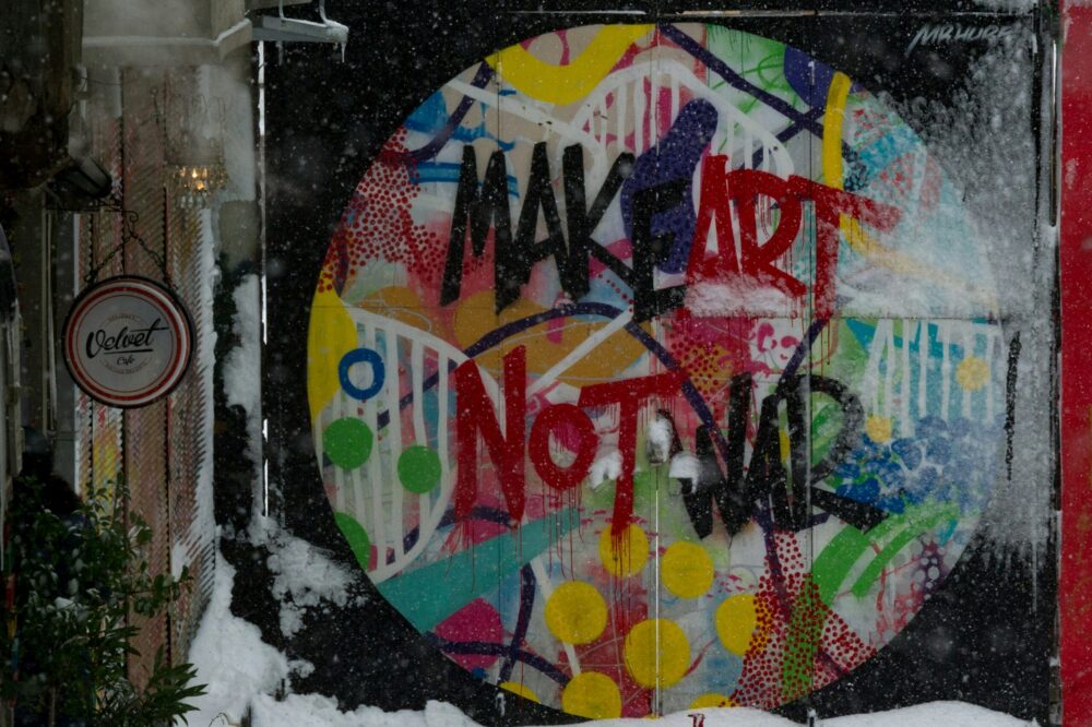 What free street art can I see in Istanbul?