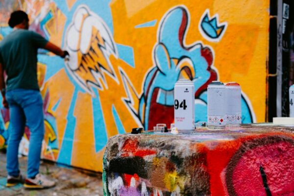 What free street art can I see in Paris in 2026?