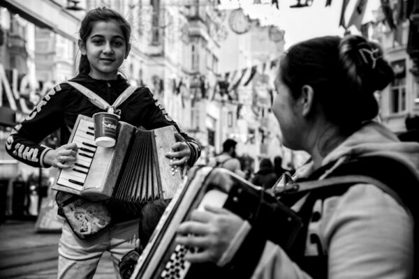 What free street performances can I see in Istanbul?
