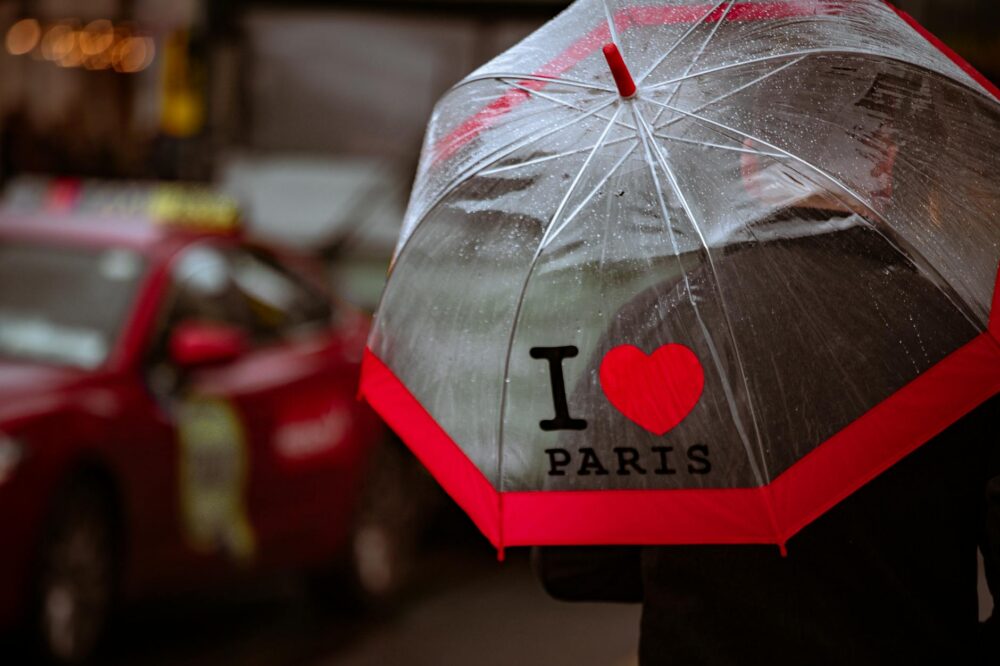 What free street performances can I see in Paris in 2026?