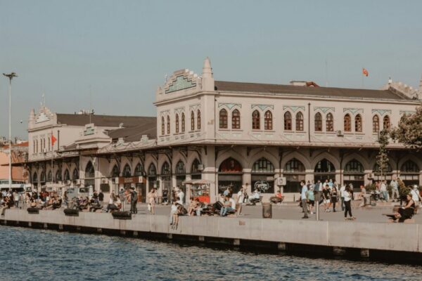 What free theater performances are in Istanbul?