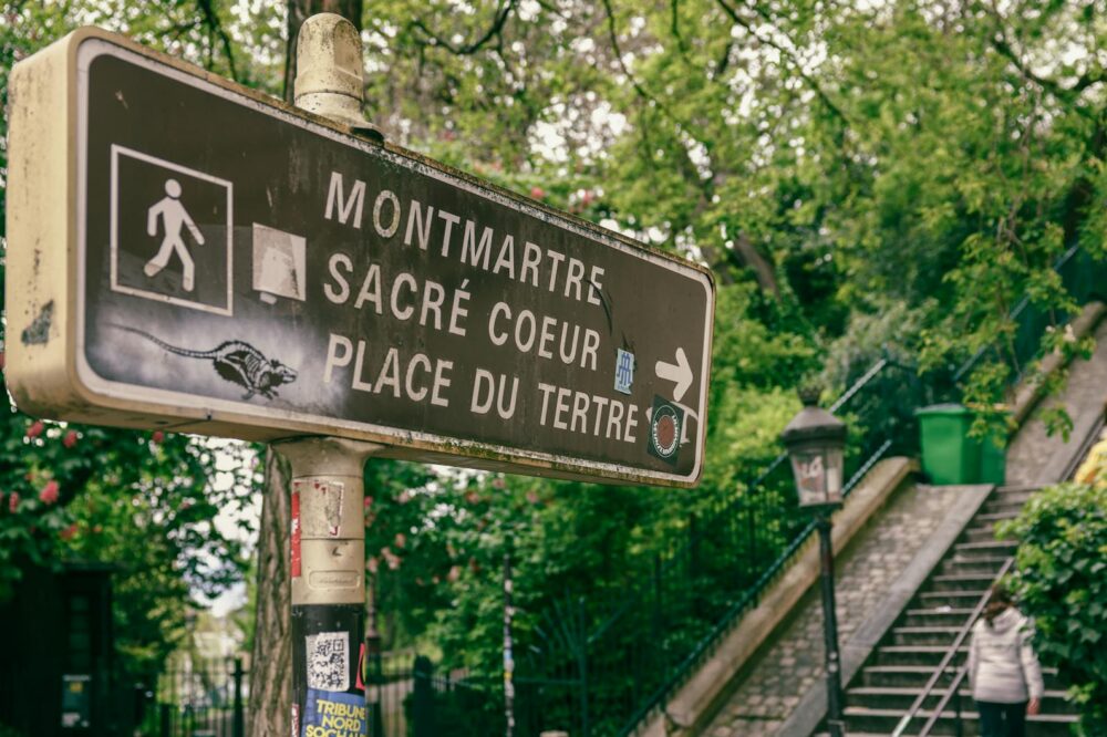 What free walking routes are best in Paris in 2026?