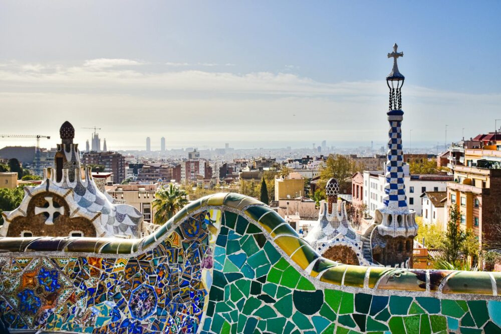 What free walking routes cover Barcelona's highlights in 2026?