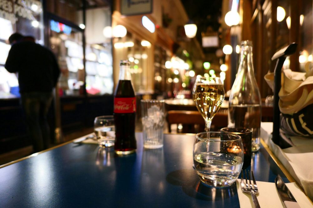 What free wine bars offer tastings in Paris in 2026?