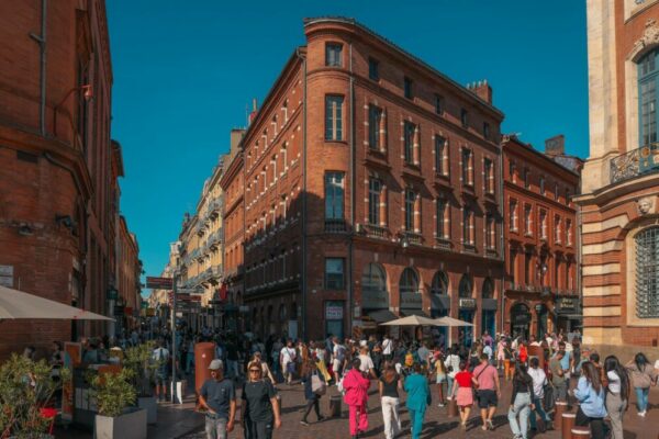 What is the best time to avoid crowds in Toulouse?