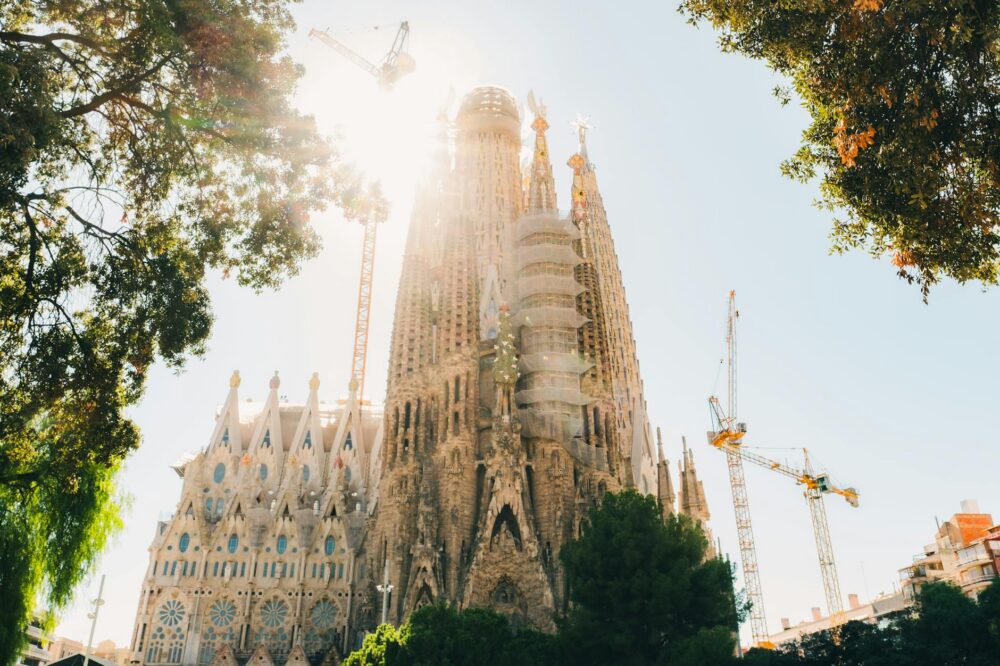 What is the dress code for visiting Sagrada Familia?