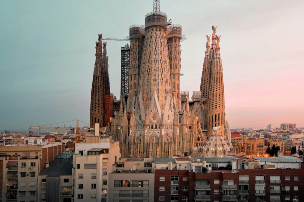 What is the dress code for visiting Sagrada Familia?