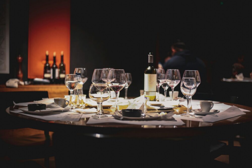 What is the tipping etiquette in Barcelona restaurants?