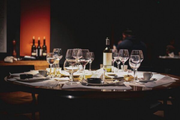 What is the tipping etiquette in Barcelona restaurants?