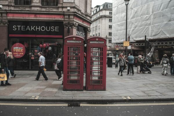 What is the tipping etiquette in London?