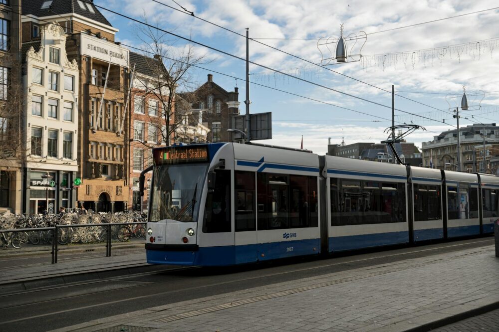 What is the typical tipping etiquette in Amsterdam?