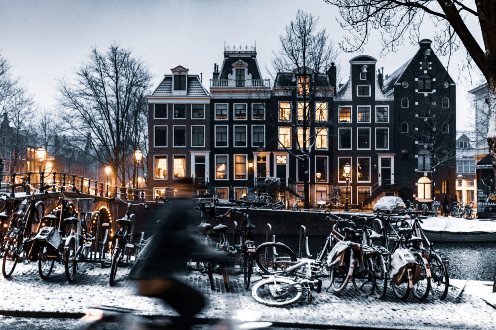 What is the weather like in Amsterdam in April?