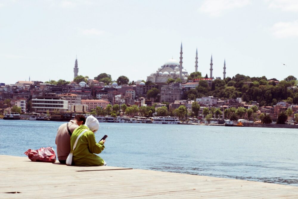 What should you wear when visiting mosques in Istanbul?