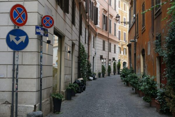 Where to find public restrooms in Rome and are they free to use?