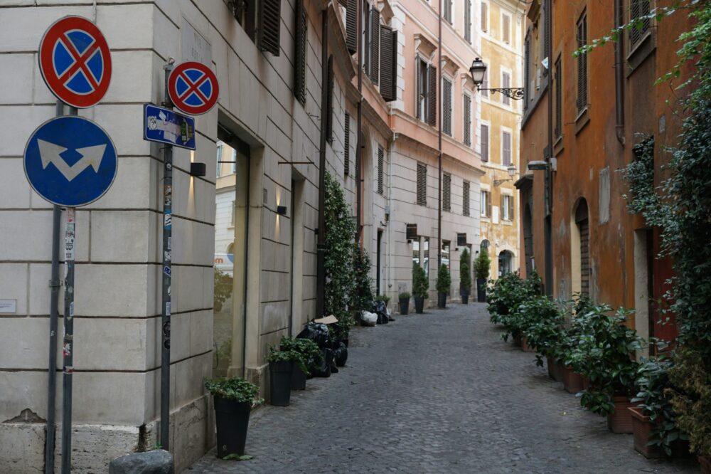 Where to find public restrooms in Rome and are they free to use?