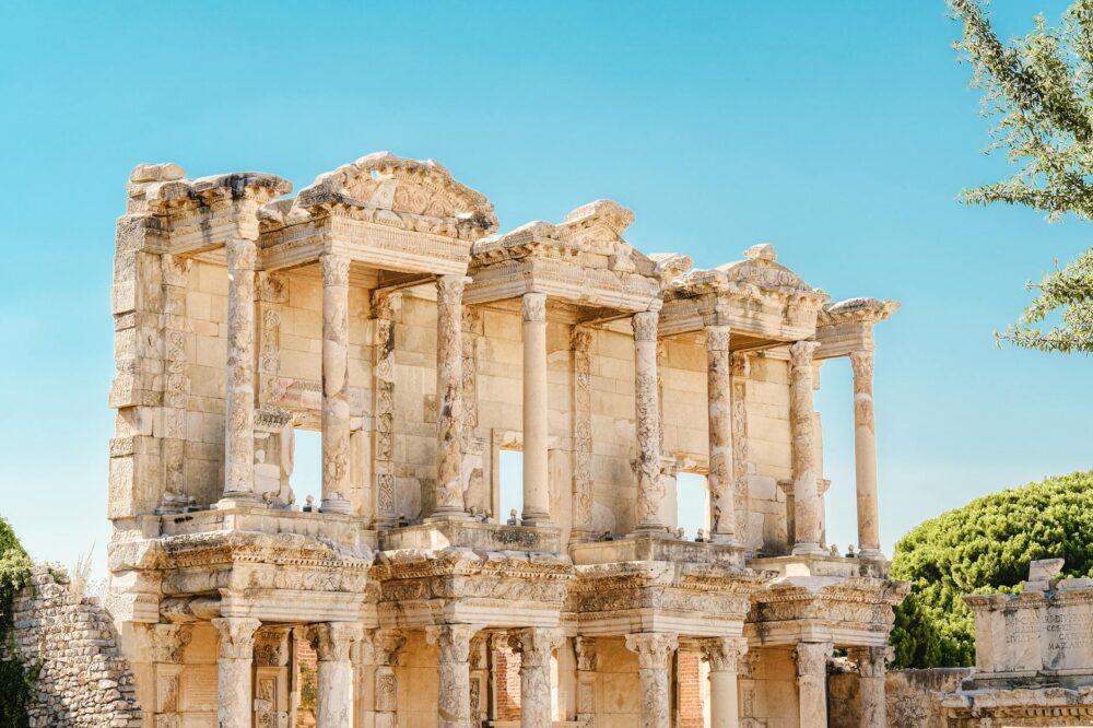 Which French city is known for its Roman ruins?