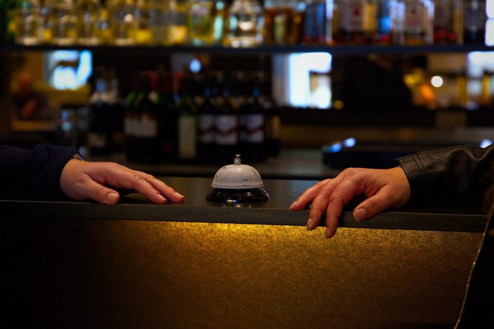 Are there any budget hotels in Florence with a bar?