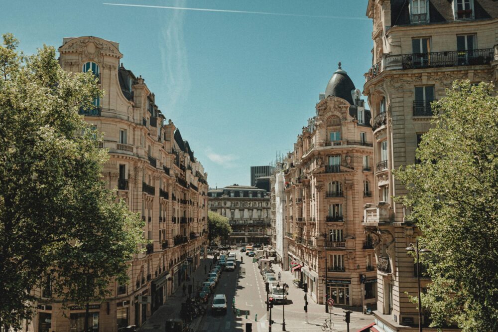 Are there any budget hotels in Paris with a view of the Eiffel Tower?