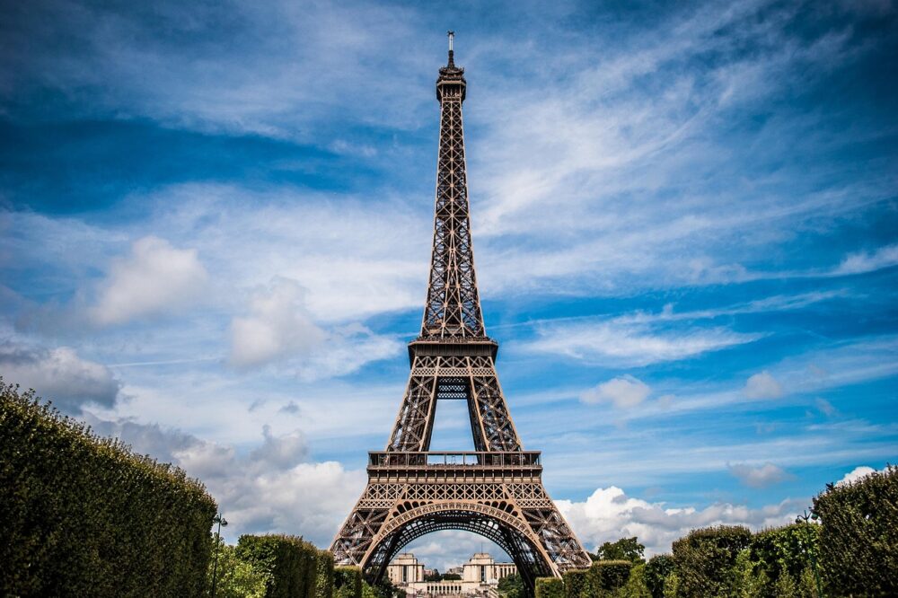 Are there any free indoor attractions in Paris when it rains?
