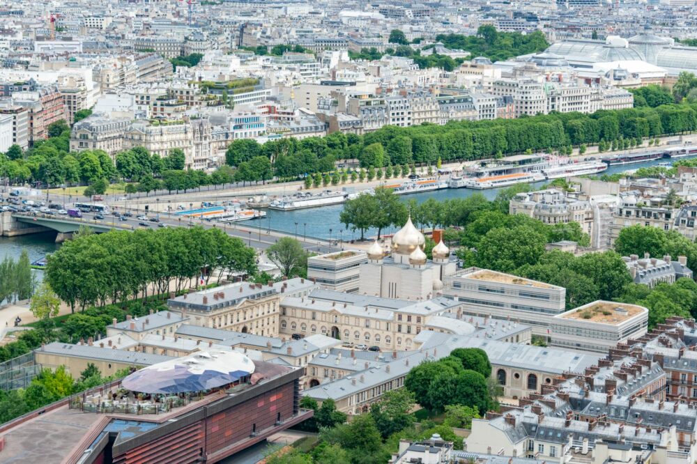 Are there any indoor bowling alleys in Paris?
