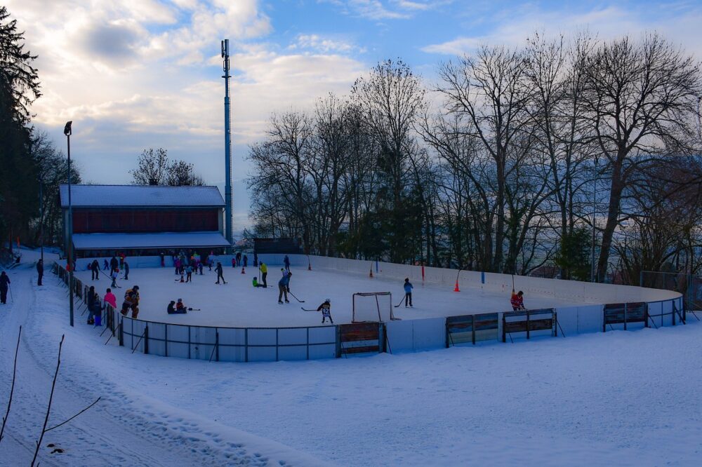 Are there any indoor ice skating rinks in Paris?