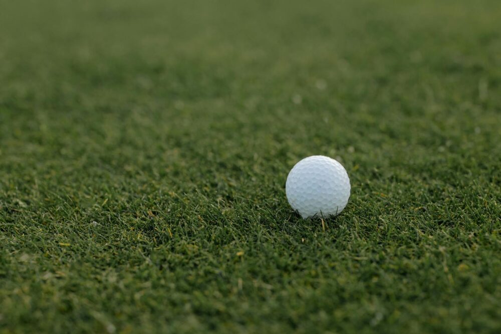 Are there any indoor mini-golf courses in Paris?