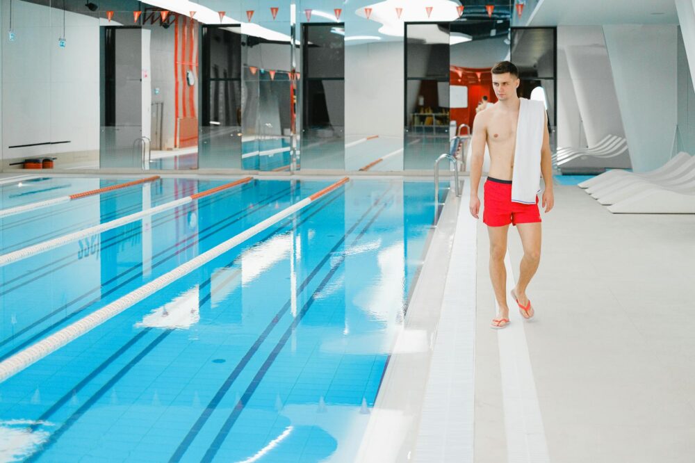 Are there any indoor swimming pools in Paris open on rainy days?