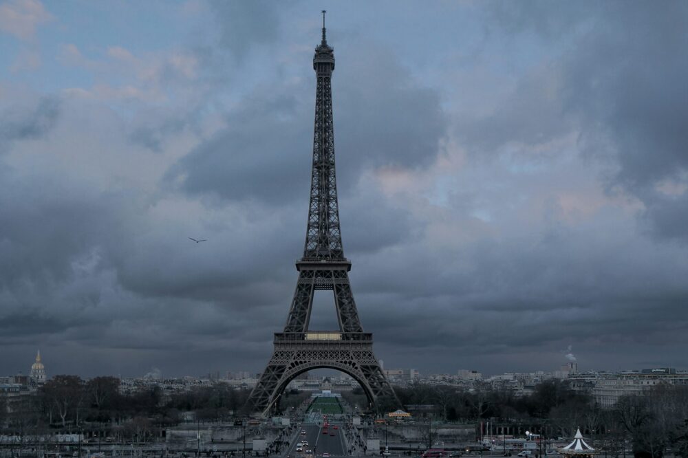 Are there any indoor virtual reality experiences in Paris?