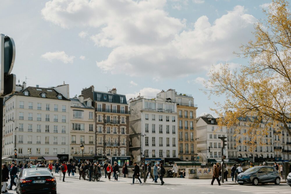 Are there any Paris hotels with communal dining for solo travelers?