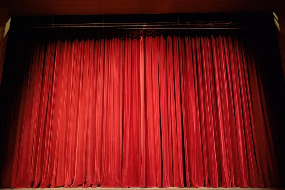 Are there any spring theater performances in Paris?