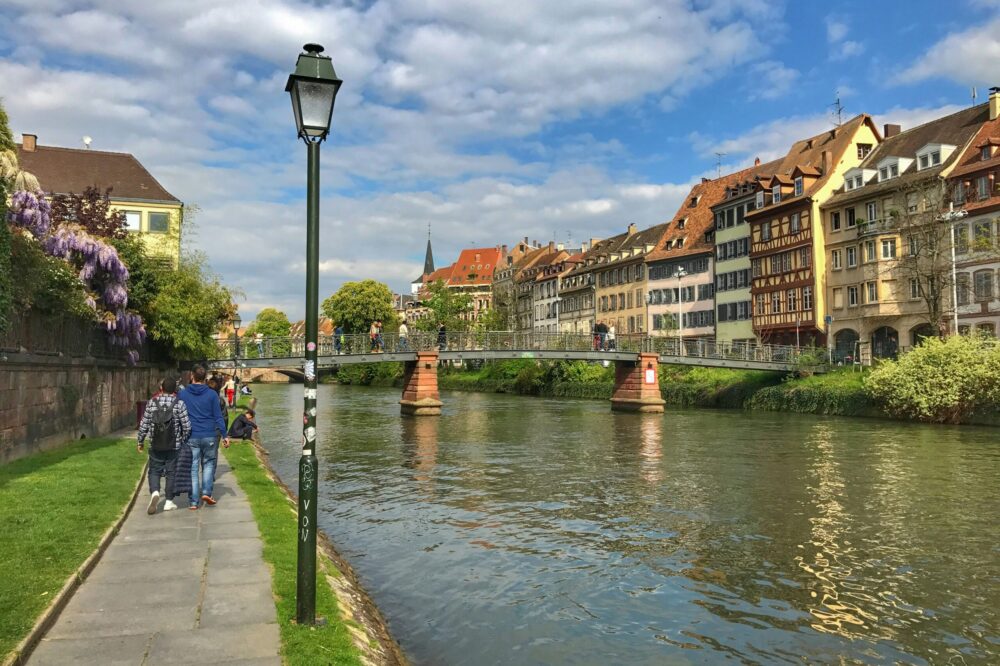 Are there English-taught programs at Strasbourg University?