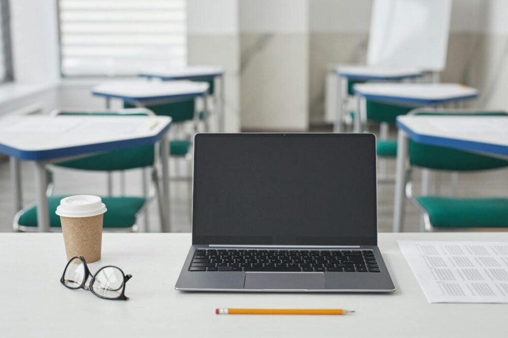 Are there online courses offered by Montpellier universities?