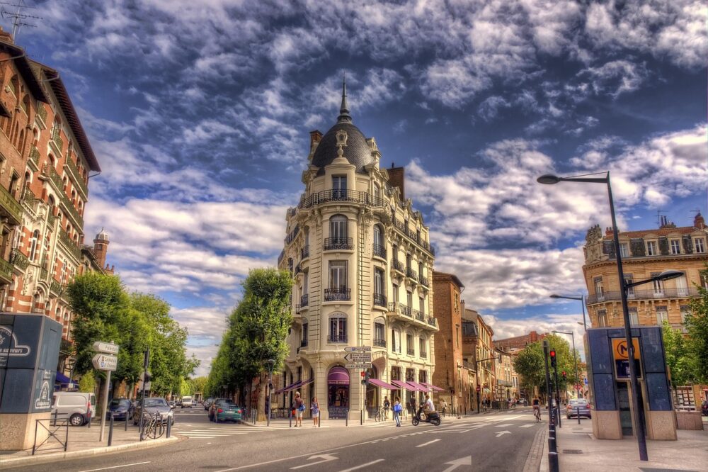 Are there scholarships available for international students in Toulouse?