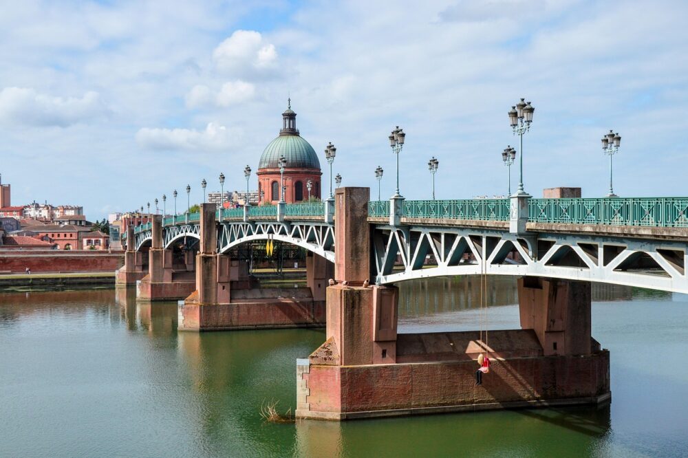 Can international students work while studying in Toulouse?