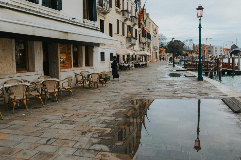 Can you visit the Palazzo Rucellai on a rainy day?