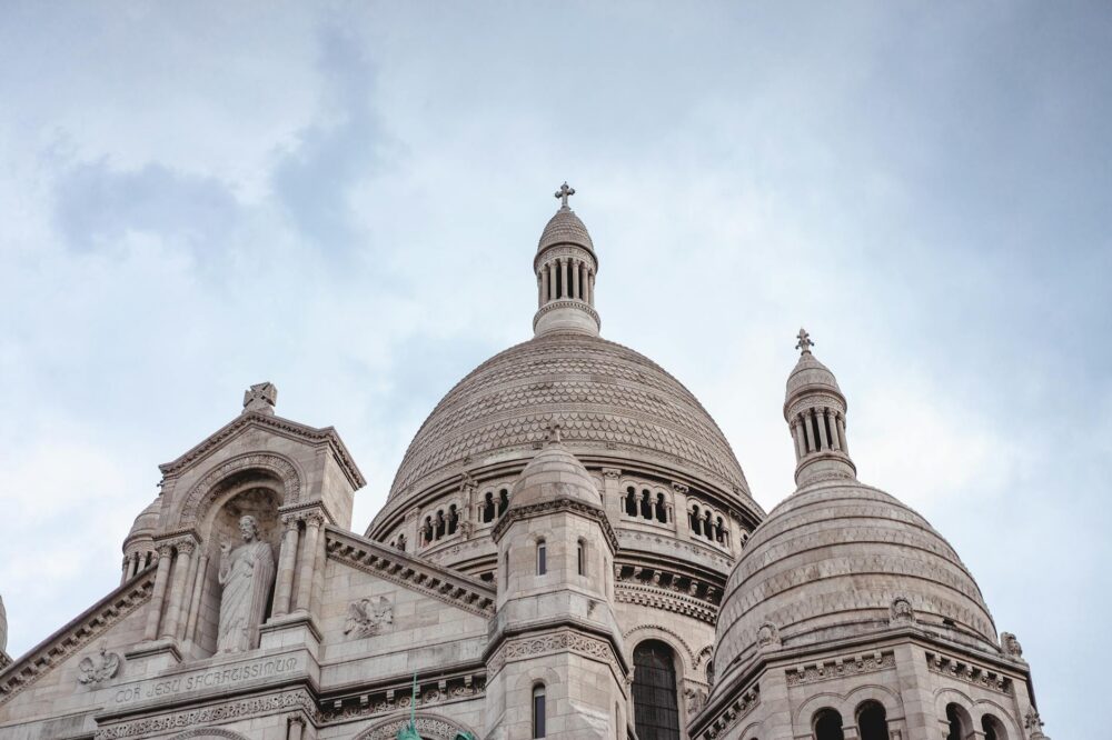 Can you visit the Sacré-Cœur on a rainy day?