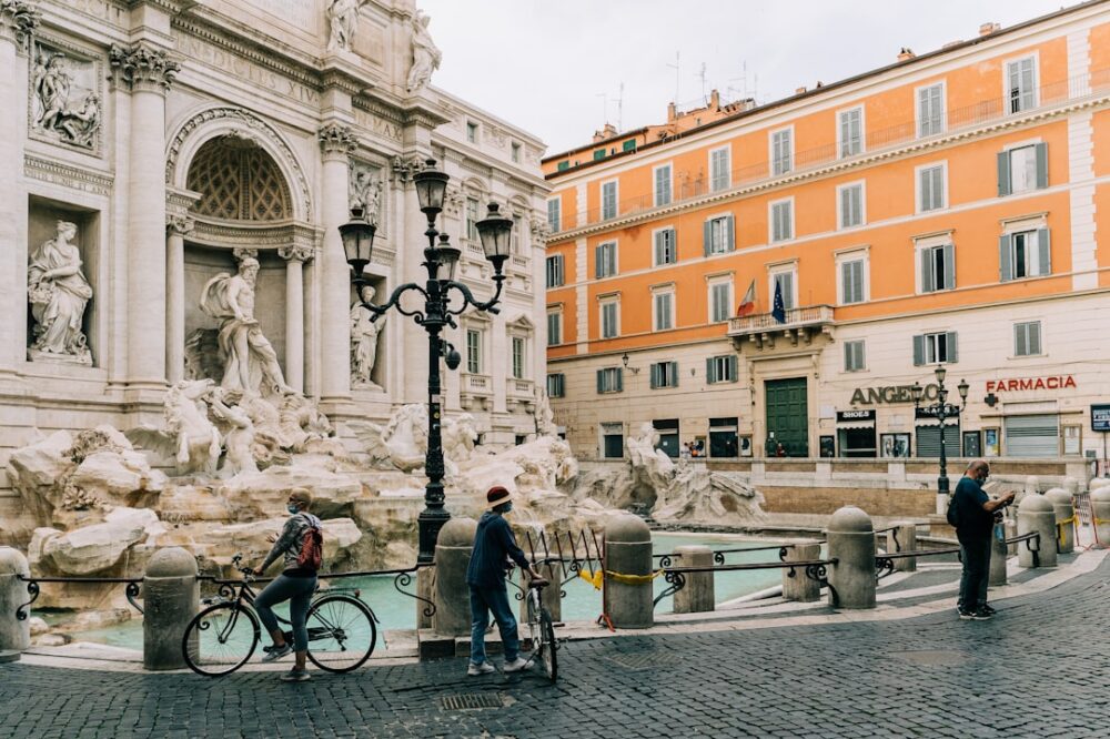 Do any hotels in Rome have a library?