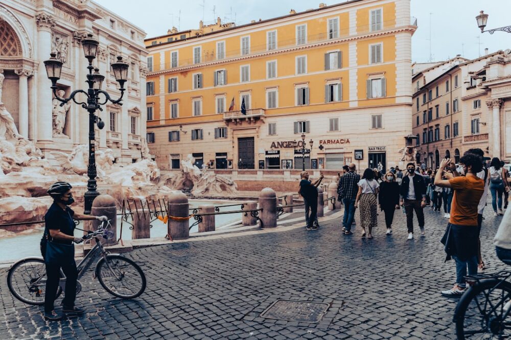 Do any hotels in Rome have a rooftop bar?
