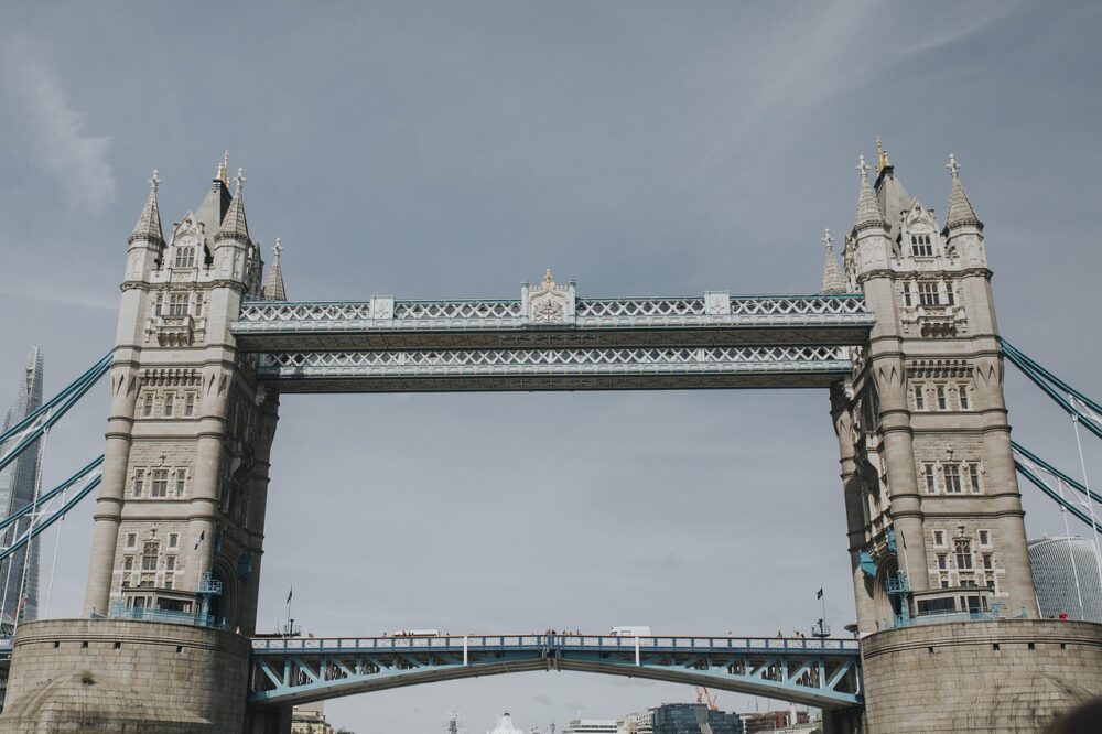 Does the University of London offer distance learning programs?