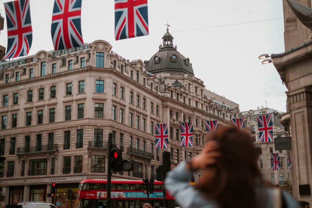 Does the University of London offer language courses?