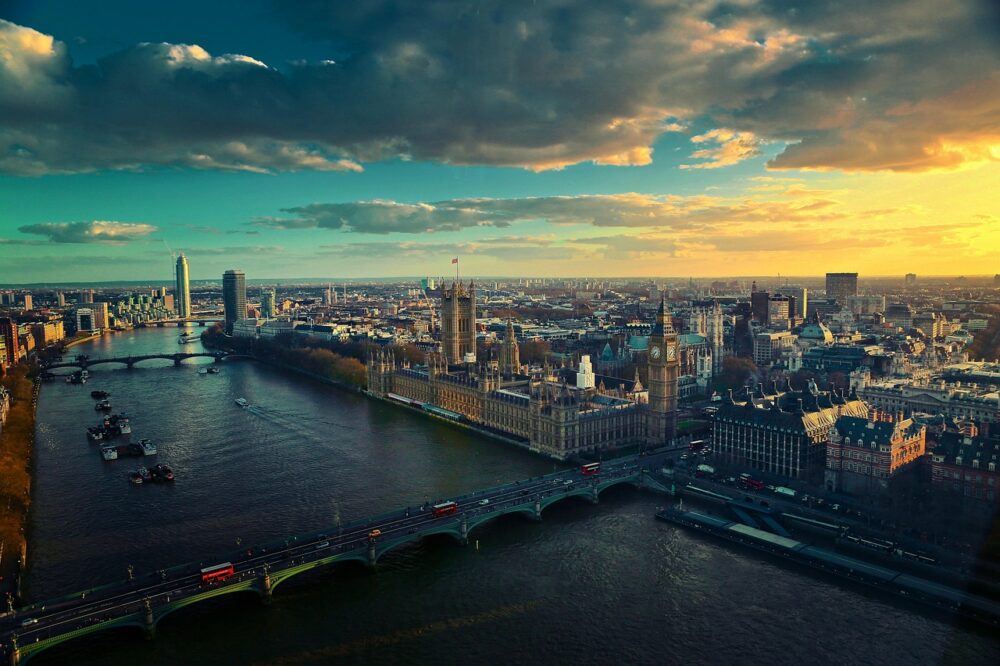 Does the University of London offer summer programs?